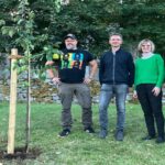 Kirchenvorstand bei Baum